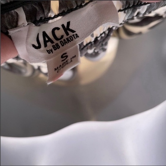 Jack By BB Dakota black & White Off shoulder
Size Small - Picture 10 of 12